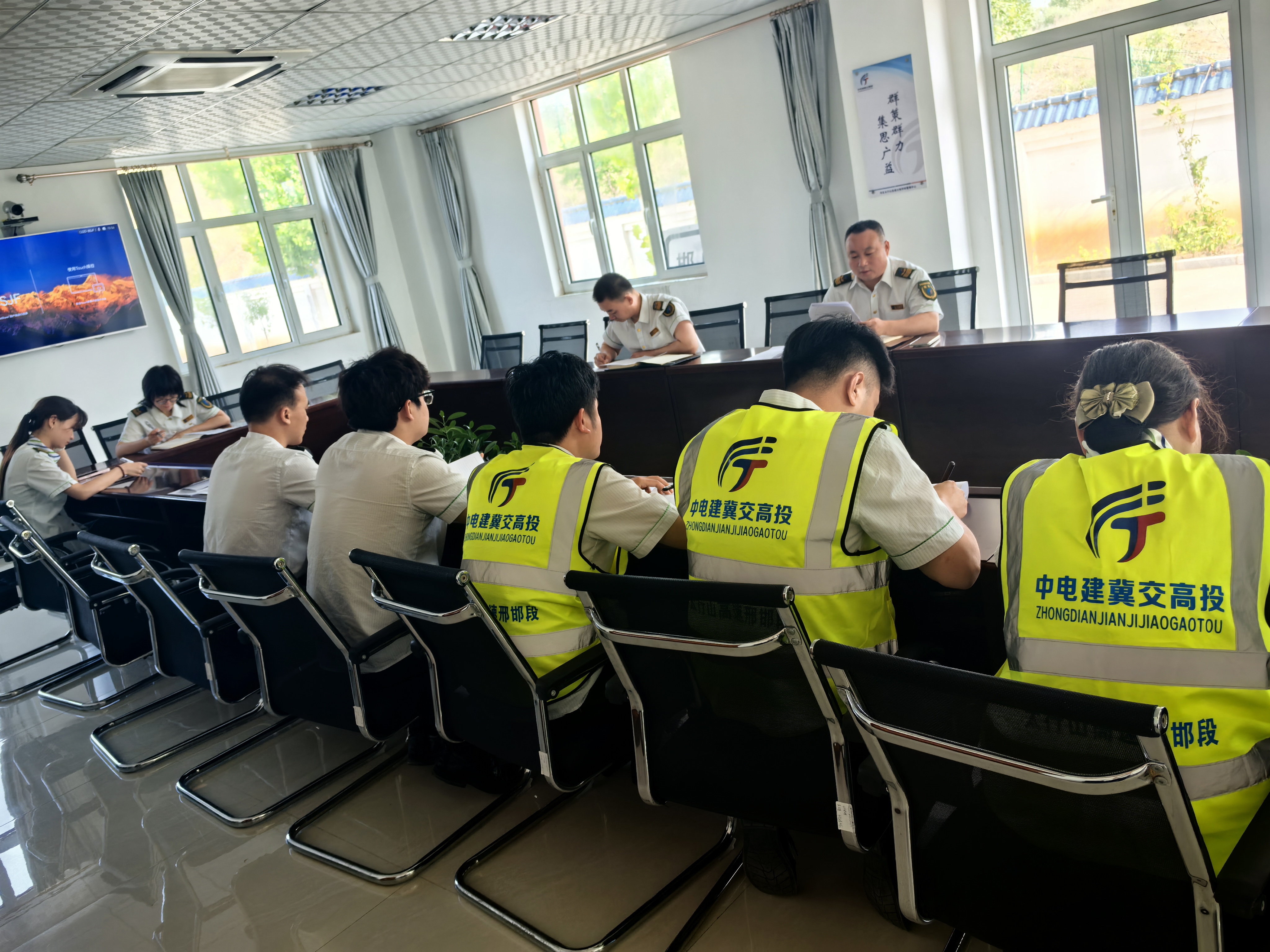 内丘北收费站党支部2025年上半年职工思想状况调研成果显著.jpg 内丘北收费站党支部2025年上半年职工思想状况调研成果显著.jpg